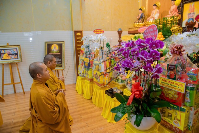 Đại diện Câu lạc bộ Phóng viên - Cộng tác viên Báo Giác Ngộ dâng hương