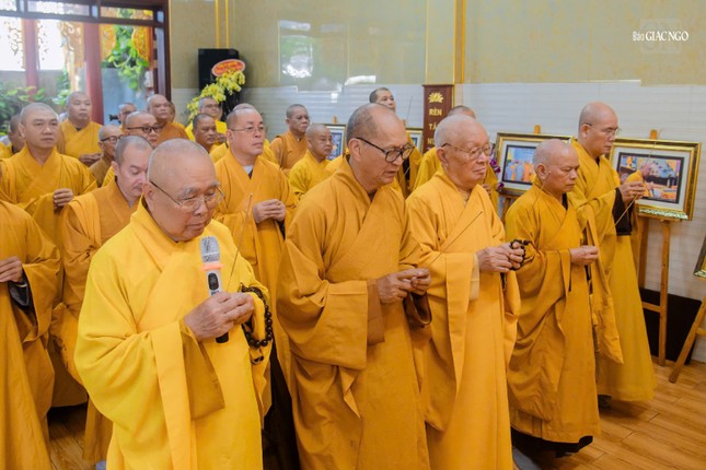 Chư tôn đức thắp hương tưởng niệm