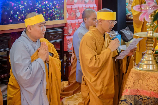 Đại đức Thích Quảng Thiện tác bạch cúng dường Đại đức Thích Quảng Thiện tác bạch cúng dường