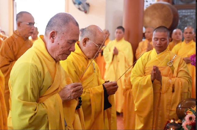 Chư tôn đức dâng hương tưởng niệm