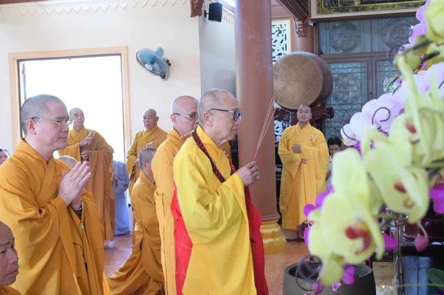 Hòa thượng Thích Tánh Nhiếp cùng tông môn pháp quyến dâng hương tưởng niệm