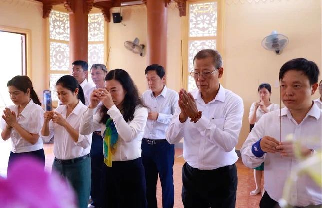 Lãnh đạo chính quyền Q.Bình Thạnh thắp hương tưởng niệm