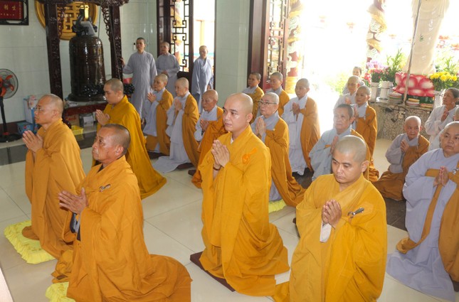 Đại diện môn đồ pháp quyến dâng lời tác bạch cúng dường trai Tăng Đại diện môn đồ pháp quyến dâng lời tác bạch cúng dường trai Tăng