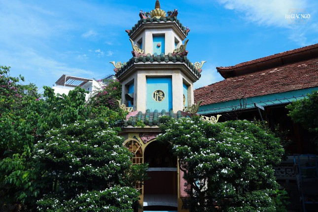 Bảo tháp Trưởng lão Hòa thượng Thích Minh Nhuận trong khuôn viên chùa Long Vân