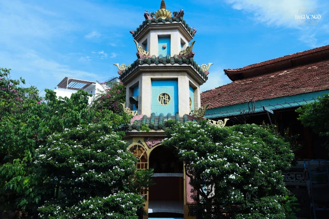 Bảo tháp Trưởng lão Hòa thượng Thích Minh Nhuận trong khuôn viên chùa Long Vân Bảo tháp Trưởng lão Hòa thượng Thích Minh Nhuận trong khuôn viên chùa Long Vân