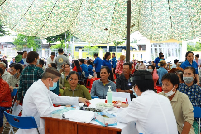 Khám chữa bệnh cho người dân