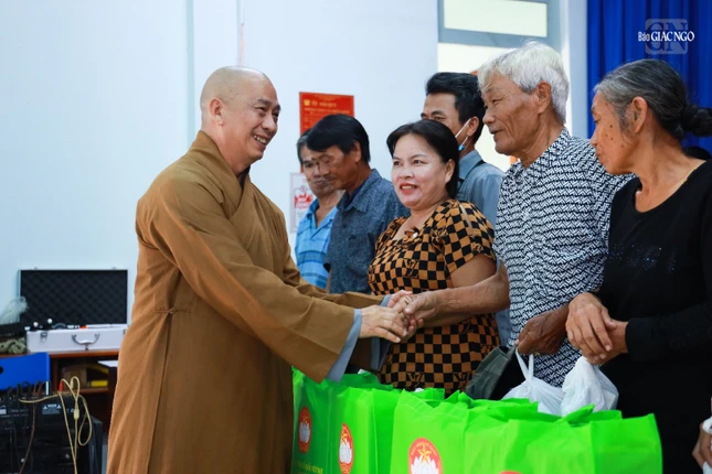 Thượng tọa Thích Tâm Chơn thăm hỏi người dân