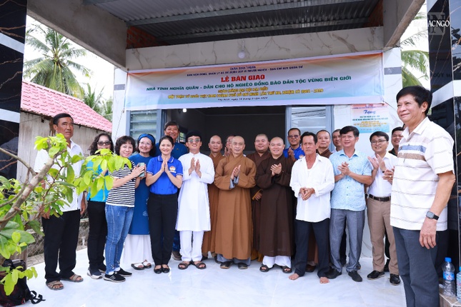 Bàn giao nhà tình nghĩa quân - dân