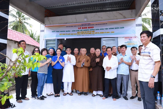 Bàn giao nhà tình nghĩa quân - dân