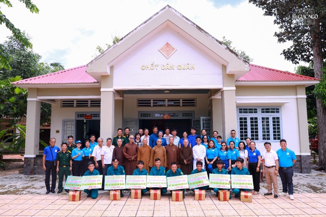 Lưu niệm cùng các chiến sĩ trực biên giới