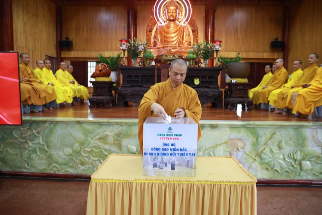 Đại đức Thích Nguyên Pháp, trụ trì chùa Diệu Pháp đóng góp ủng hộ đồng bào bị bão lũ. Được biết, số tiền chùa Diệu Pháp quyên góp được là 60 triệu đồng và chùa đã gửi ủng hộ đến UBMTTQVN P.13 và Q.Bình Thạnh, Ban Trị sự GHPGVN Q.Bình Thạnh, mỗi đơn vị 20 triệu đồng Đại đức Thích Nguyên Pháp, trụ trì chùa Diệu Pháp đóng góp ủng hộ đồng bào bị bão lũ. Được biết, số tiền chùa Diệu Pháp quyên góp được là 60 triệu đồng và chùa đã gửi ủng hộ đến UBMTTQVN P.13 và Q.Bình Thạnh, Ban Trị sự GHPGVN Q.Bình Thạnh, mỗi đơn vị 20 triệu đồng