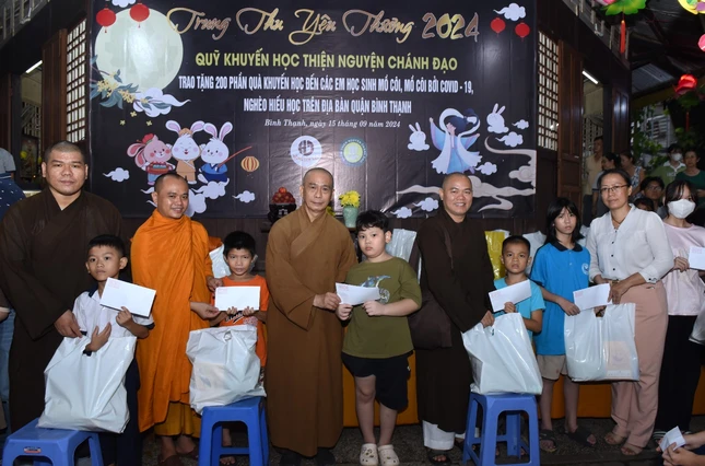 Tặng quà đến các em học sinh nghèo hiếu học Tặng quà đến các em học sinh nghèo hiếu học