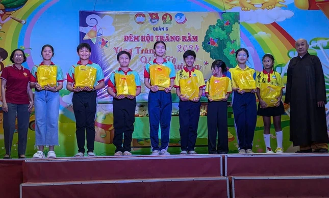 Đại diện chư Tăng chùa Tuyền Lâm trao quà đến các bạn nhỏ có hoàn cảnh khó khăn