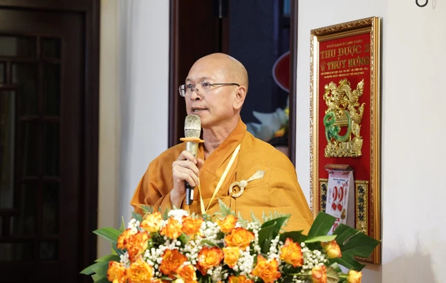 Thượng tọa Thích Tâm Ngọc báo cáo quá trình xây dựng chùa Sơn Hải