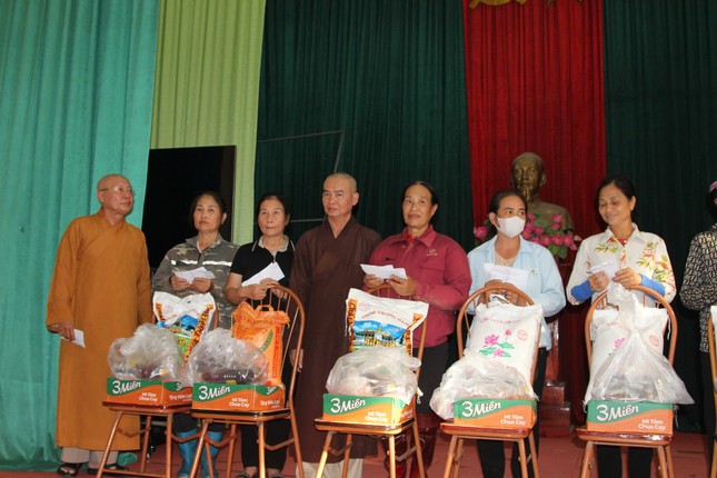 Hòa thượng Thích Trí Huệ trao quà đến bà con ở Thái Nguyên