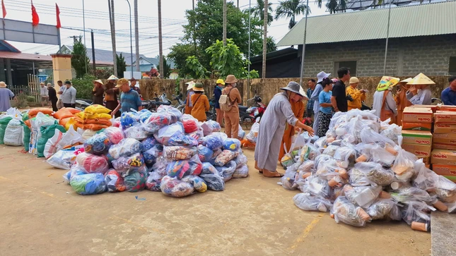 Những phần quà được chuẩn bị để trao tặng đến bà con tỉnh Yên Bái