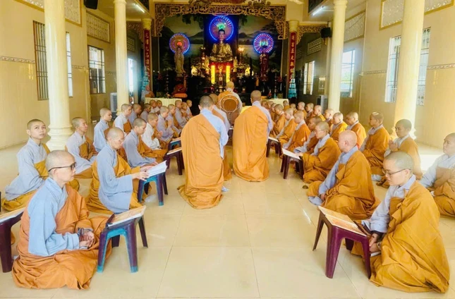 Chư Ni H.Bình Chánh Bố-tát chung tại chùa Liên Hoa