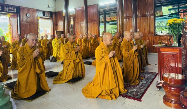 Chư tôn đức niêm hương bạch Phật Chư tôn đức niêm hương bạch Phật