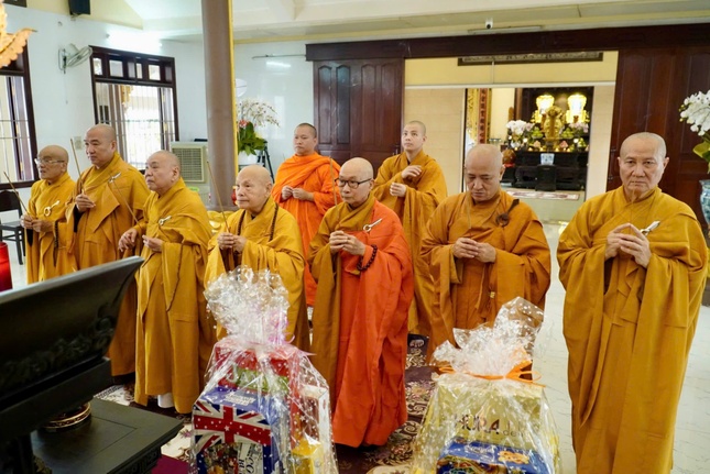 Chư tôn giáo phẩm Hội đồng Chứng minh, Hội đồng Trị sự GHPGVN dâng hương tưởng niệm Trưởng lão Hòa thượng Thích Tắc An, chiều ngày 5-10