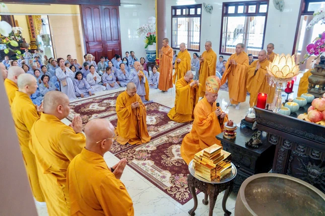 Hòa thượng Thích Lệ Trang, Trưởng ban Trị sự GHPGVN TP.HCM sám chủ khóa lễ cung tiến Giác linh Trưởng lão Hòa thượng Thích Tắc An