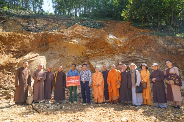 Hỗ trợ kinh phí cho anh Nguyễn Văn Dũng xây lại nhà đã bị sập do bão lũ Hỗ trợ kinh phí cho anh Nguyễn Văn Dũng xây lại nhà đã bị sập do bão lũ