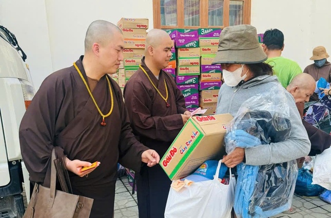 San sẻ yêu thương