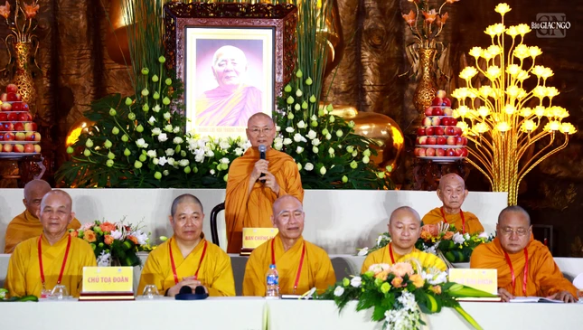 Trưởng lão Hòa thượng Viên Minh ban đạo từ