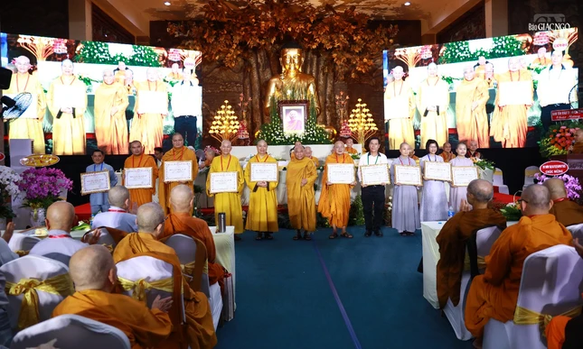 Trao Bằng công đức đến các tập thể và cá nhân