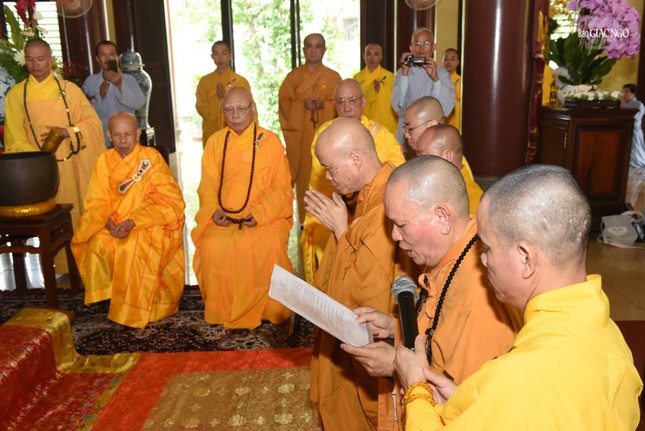 Đại diện chư Tăng thiền viện Vạn Hạnh tác bạch