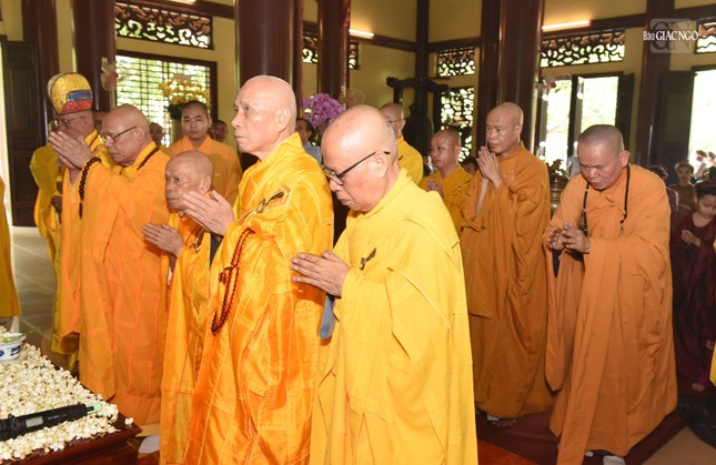 Chư tôn giáo phẩm đảnh lễ Tam bảo