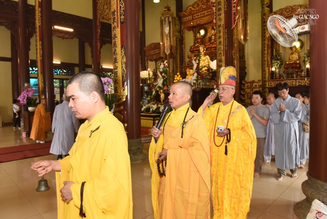 Chư tôn đức cử hành nghi thức sái tịnh