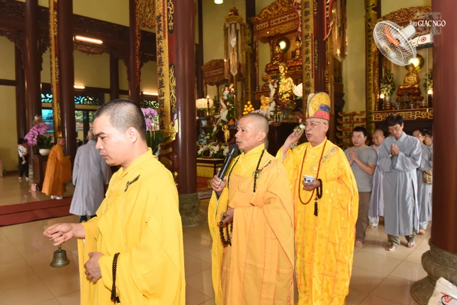 Chư tôn đức cử hành nghi thức sái tịnh