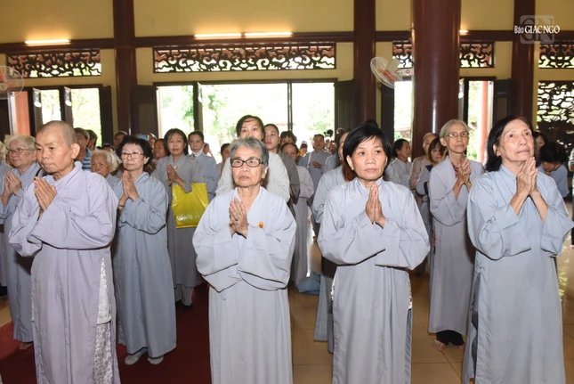 Đông đảo Phật tử về tham dự buổi lễ