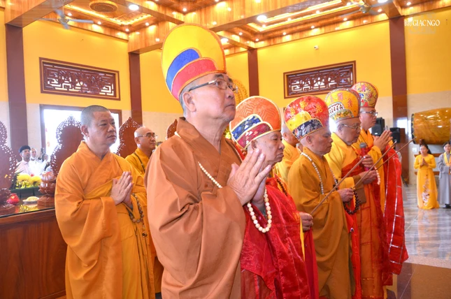 Chư tôn đức niêm hương