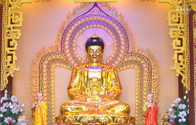 Tôn tượng Đức Phật Bổn Sư Thích Ca bằng đồng nặng 3 tấn, chiều cao 3,2m được an vị tại chánh điện chùa Quang Thọ