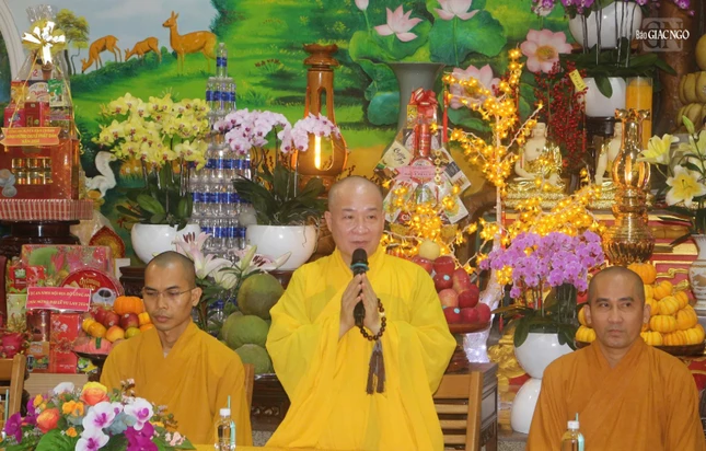 Đại đức Thích Trí Huệ báo cáo hoạt động tu học của đạo tràng chùa Pháp Tạng