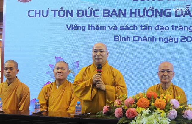 Thượng tọa Thích Phước Tiến phát biểu