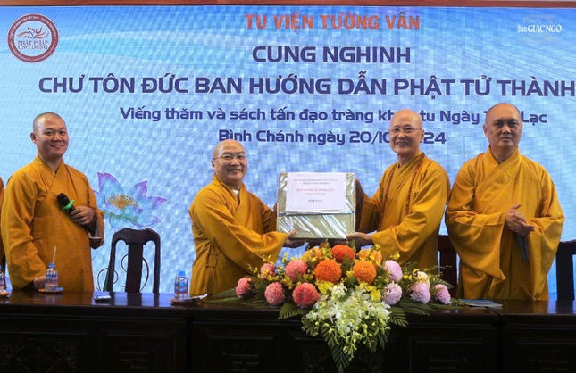 Tặng quà động viên các hành giả tu học tại đạo tràng tu viện Tường Vân