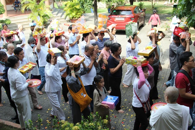 Phật tử đội y, bát hữu nhiễu 3 vòng chánh điện