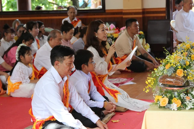 Đại diện gia đình thí chủ dâng lời tác bạch cúng dường y Kathina