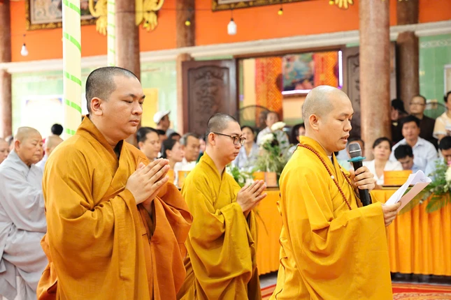 Đại đức Thích Thiện Chí, tân trụ trì chùa Phước An dâng lời phát nguyện