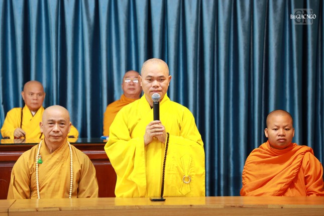 Thượng tọa Thích Quảng Pháp báo cáo tình hình sinh hoạt tu học của Phật tử tại chùa Hòa Khánh