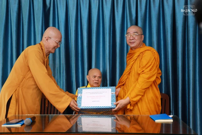 Tặng quà động viên các hành giả tu học tại đạo tràng chùa Hòa Khánh