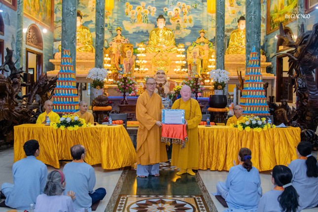 Tặng quà động viên các hành giả tu học tại đạo tràng chùa Pháp Bửu