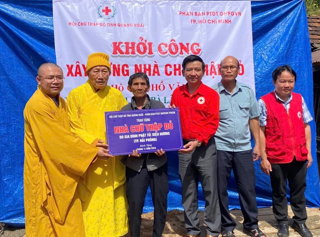 Trao bảng tượng trưng hỗ trợ nhà ở cho hộ gia đình đồng bào dân tộc có hoàn cảnh đặc biệt khó khăn