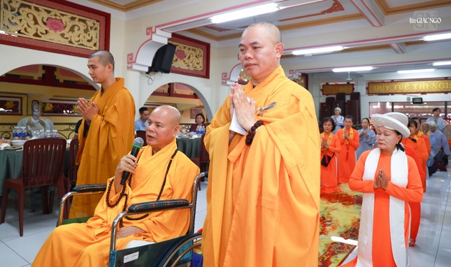 Hòa thượng Thích Tấn Đạt, viện chủ chùa Hòa Khánh và môn đồ pháp quyến tác bạch cúng dường