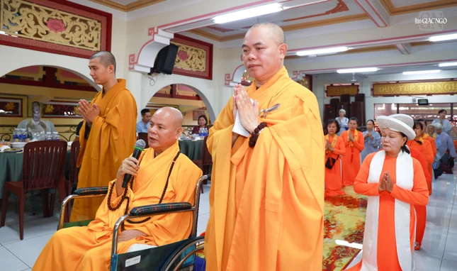 Hòa thượng Thích Tấn Đạt, viện chủ chùa Hòa Khánh và môn đồ pháp quyến tác bạch cúng dường