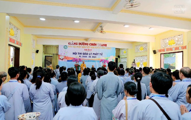 Phật tử tại H.Bình Chánh lắng nghe lời sách tấn của Thượng tọa Thích Thiện Quý, Phó Trưởng ban kiêm Chánh Thư ký Ban Trị sự GHPGVN TP.HCM trước khi bắt đầu thi