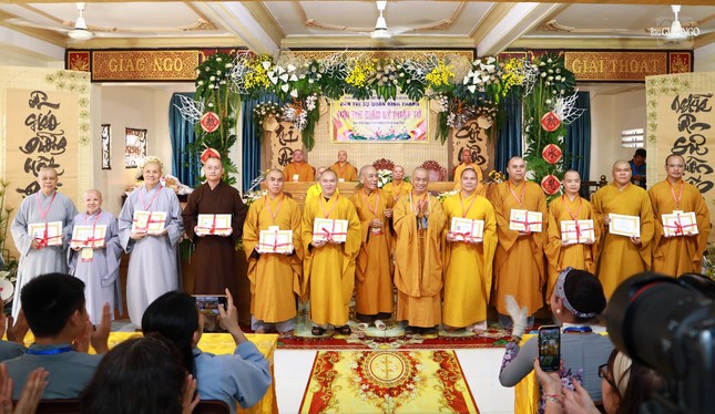 Thượng tọa Thích Giác Trí, Phó Trưởng ban Hoằng pháp GHPGVN TP.HCM trao Giấy chứng nhận đến đại diện các cơ sở trên địa bàn Q.Bình Thạnh có Phật tử tham dự hội thi