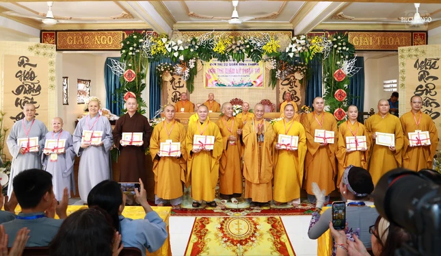 Thượng tọa Thích Giác Trí, Phó Trưởng ban Hoằng pháp GHPGVN TP.HCM trao Giấy chứng nhận đến đại diện các cơ sở trên địa bàn Q.Bình Thạnh có Phật tử tham dự hội thi